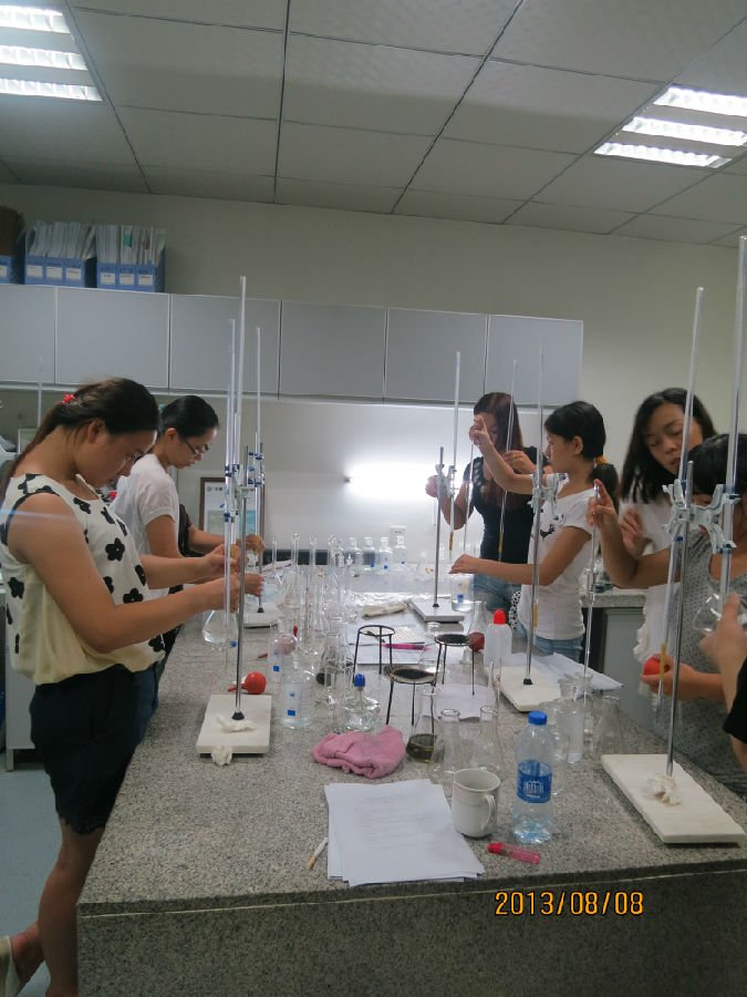 学员们谨记老师指导,在试验台认真操作实验。