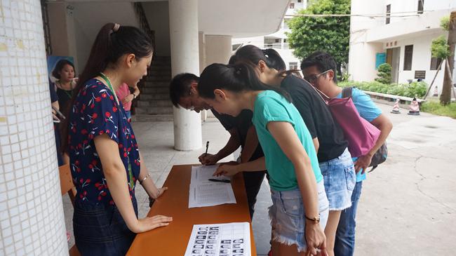 上午8:45,考生们陆续到达考场签到