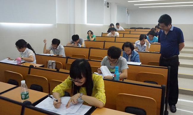 学院院长亲临考场巡查