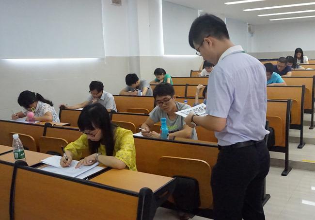 监考老师检查考生证件