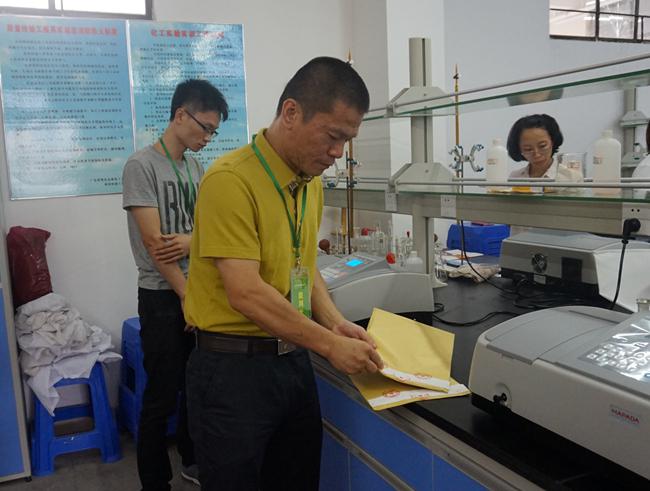 裁判长现场启封考试卷袋1.jpg