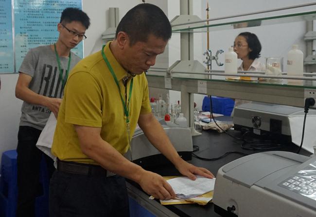 裁判长现场启封考试卷袋。2.jpg