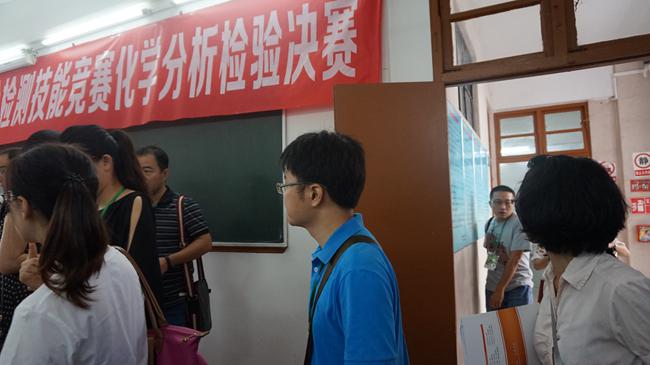 考生们进入考场2.jpg