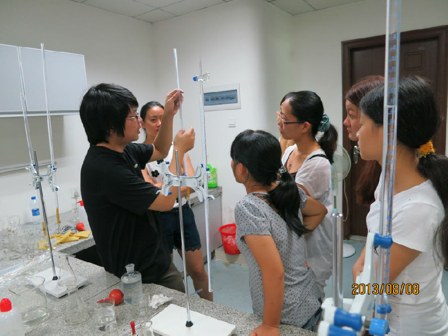 培训期间,老师们为学员仔细讲解实验流程并示范操作,强调注意细节。